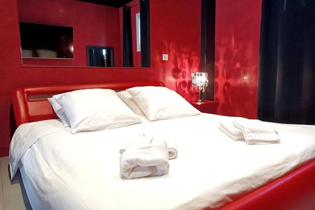 Appartement Balneo Et Sauna Prives The Red Room มอกิโอ ภายนอก รูปภาพ