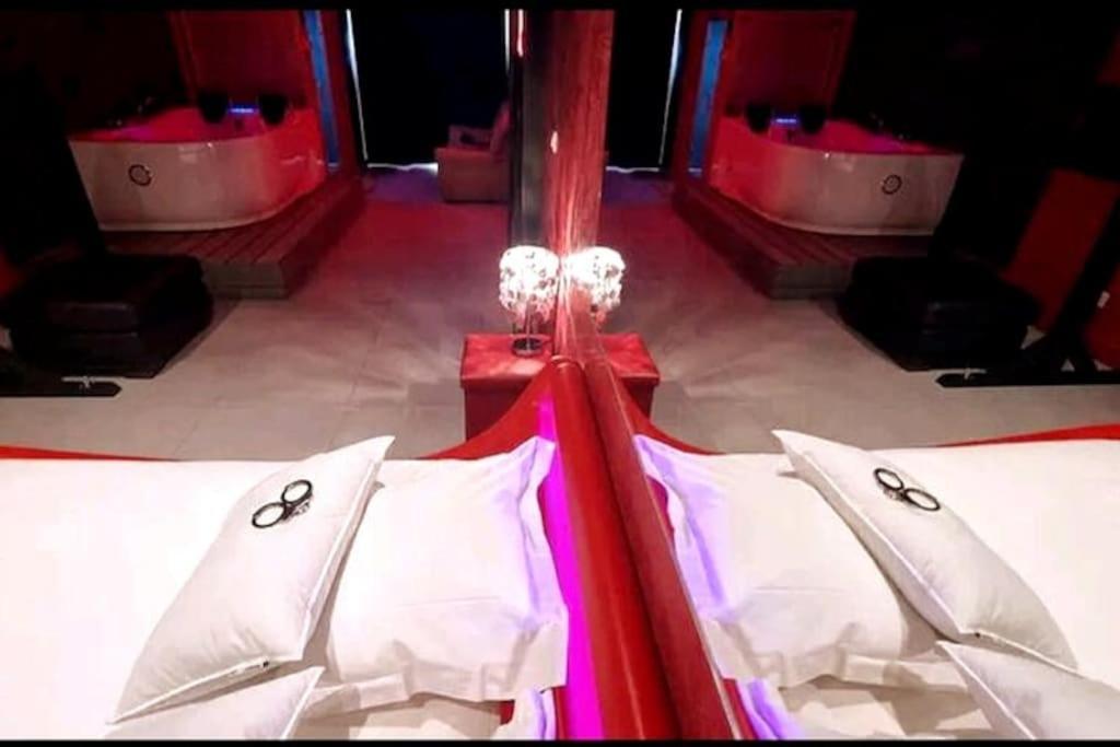 Appartement Balneo Et Sauna Prives The Red Room มอกิโอ ภายนอก รูปภาพ