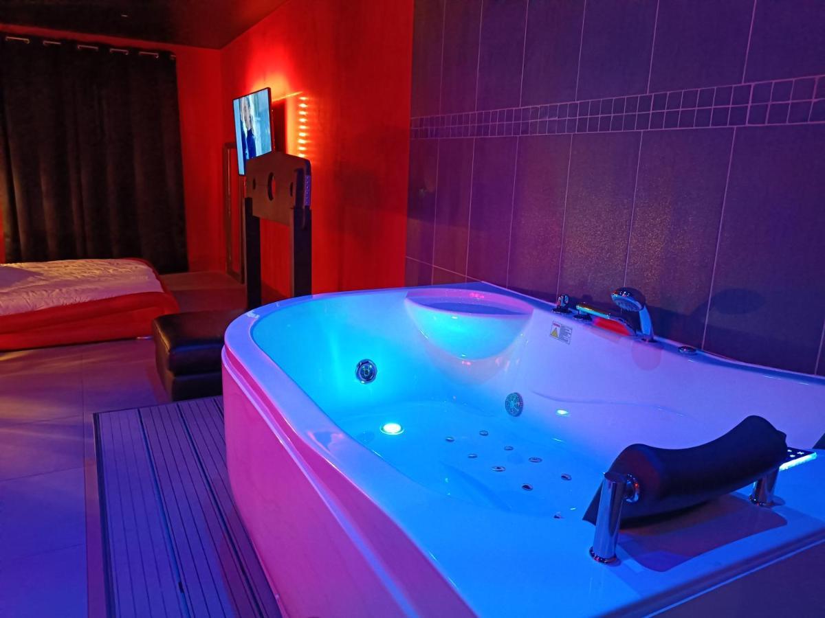 Appartement Balneo Et Sauna Prives The Red Room มอกิโอ ภายนอก รูปภาพ