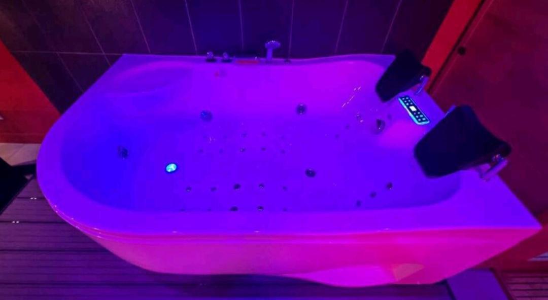 Appartement Balneo Et Sauna Prives The Red Room มอกิโอ ภายนอก รูปภาพ