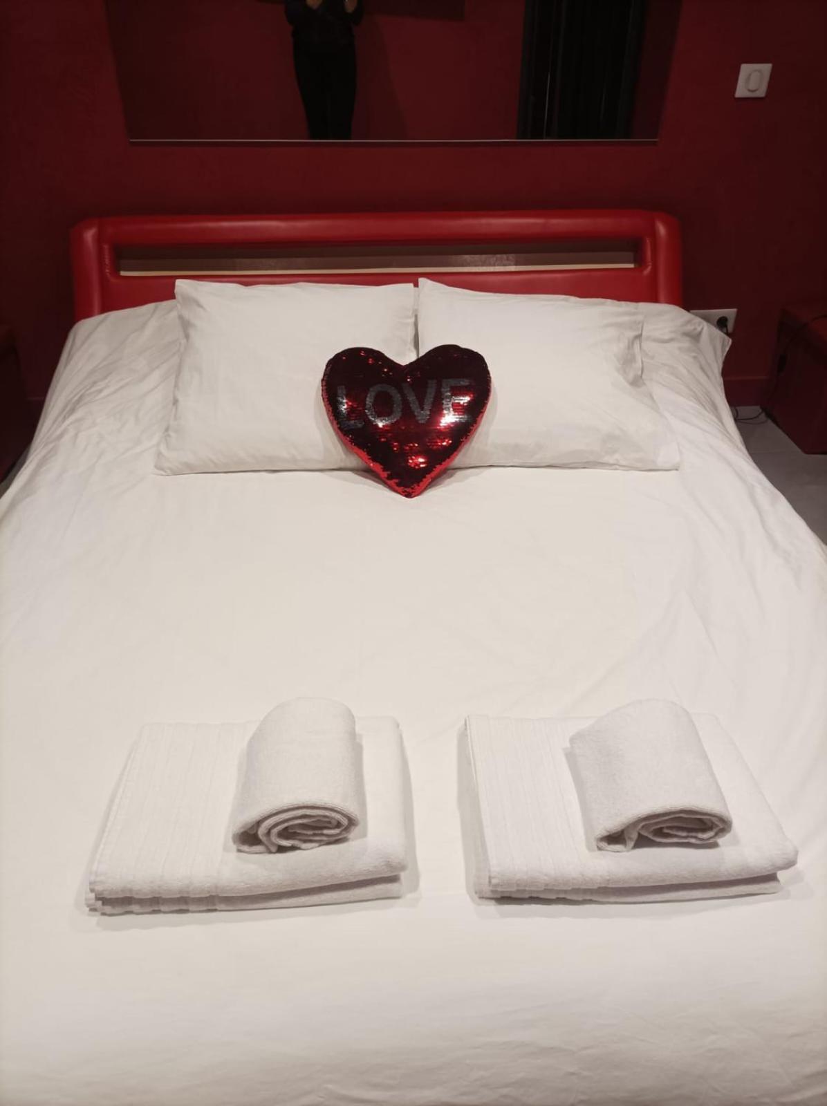 Appartement Balneo Et Sauna Prives The Red Room มอกิโอ ภายนอก รูปภาพ